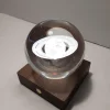 La collection de veilleuses boule de cristal ambrée est conçue pour ajouter une touche d’émerveillement à votre espace. Hauteur 12 cm.