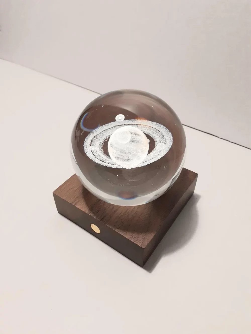 La collection de veilleuses boule de cristal ambrée est conçue pour ajouter une touche d’émerveillement à votre espace. Hauteur 12 cm.