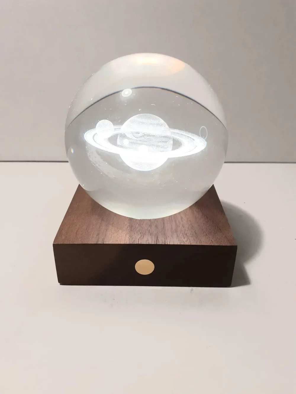 La collection de veilleuses boule de cristal ambrée est conçue pour ajouter une touche d’émerveillement à votre espace. Hauteur 12 cm.