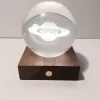 La collection de veilleuses boule de cristal ambrée est conçue pour ajouter une touche d’émerveillement à votre espace. Hauteur 12 cm.