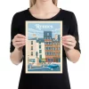 Affiche de voyage au style rétro de la ville de Rennes en Bretagne. La vue emblématique de la place du Champ Jacquet, célèbre pour son architecture médiévale et son ambiance animée.