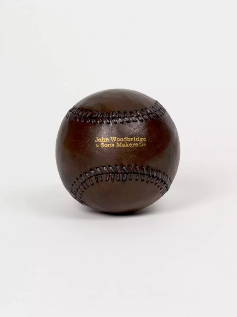 Fabriquée dans les règles de l'art, cette authentique balle de baseball en cuir mesure 7 centimètres de diamètre et est cousue main. 2 pièces de cuir cousues main au fil ciré entourent des couches de fil de laine et de coton qui recouvrent du caoutchouc, et en son cœur du liège.