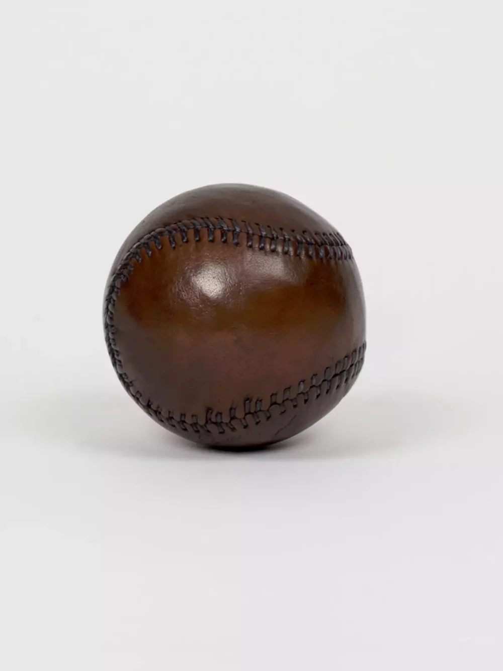 Fabriquée dans les règles de l'art, cette authentique balle de baseball en cuir mesure 7 centimètres de diamètre et est cousue main. 2 pièces de cuir cousues main au fil ciré entourent des couches de fil de laine et de coton qui recouvrent du caoutchouc, et en son cœur du liège.