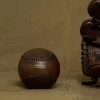 Fabriquée dans les règles de l'art, cette authentique balle de baseball en cuir mesure 7 centimètres de diamètre et est cousue main. 2 pièces de cuir cousues main au fil ciré entourent des couches de fil de laine et de coton qui recouvrent du caoutchouc, et en son cœur du liège.