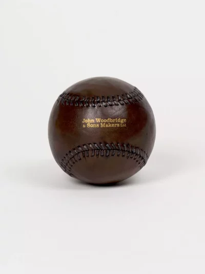 Fabriquée dans les règles de l'art, cette authentique balle de baseball en cuir mesure 7 centimètres de diamètre et est cousue main. 2 pièces de cuir cousues main au fil ciré entourent des couches de fil de laine et de coton qui recouvrent du caoutchouc, et en son cœur du liège.