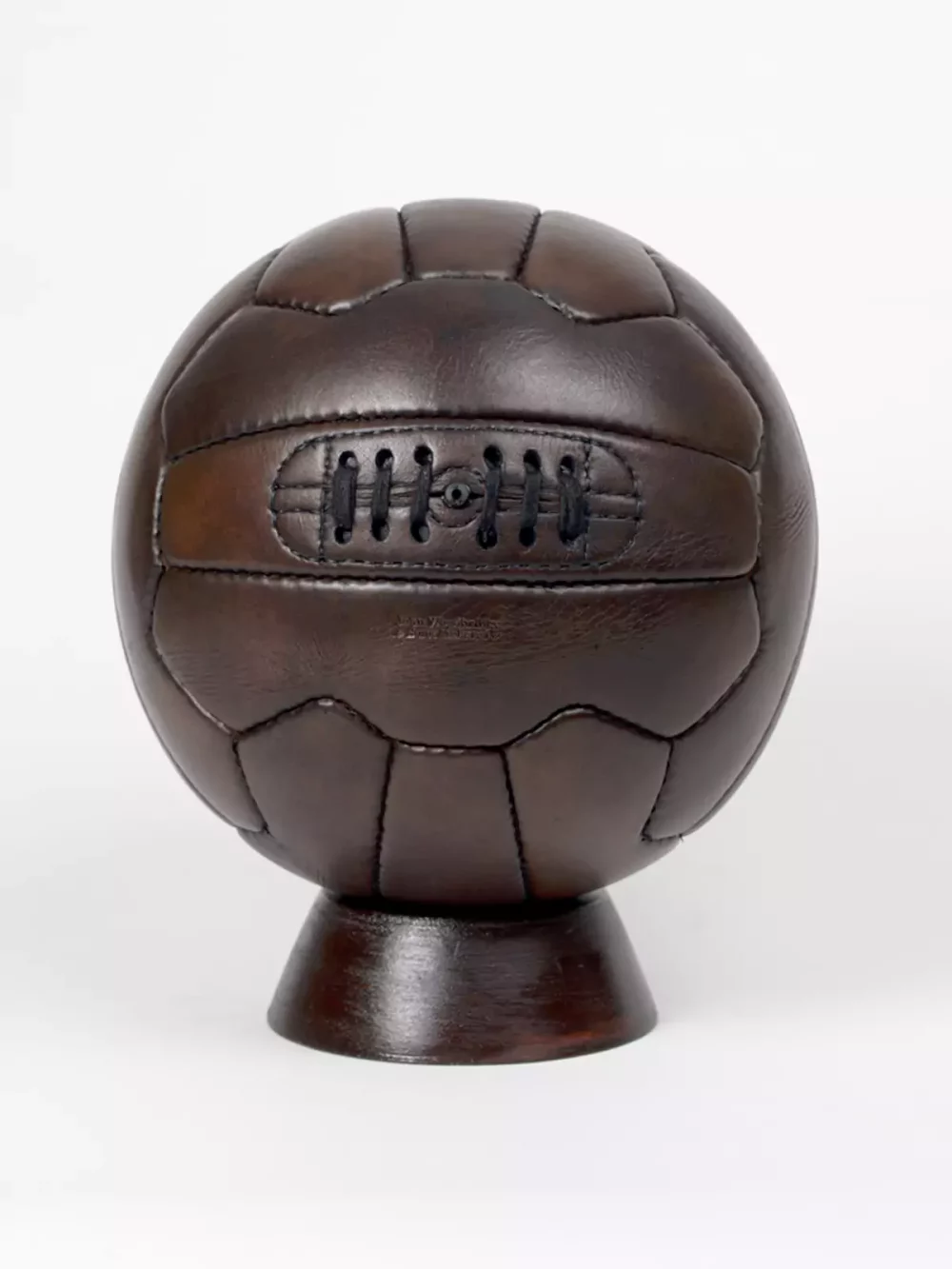 Ballon de football marron vintage, cuir pleine fleur composé de 18 pièces cousus main. Chambre à air en latex. Élégant et stylé, cet exemplaire vintage fabriquée à l'ancienne servira à donner un aspect authentique à votre décoration.