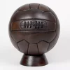 Ballon de football marron vintage, cuir pleine fleur composé de 18 pièces cousus main. Chambre à air en latex. Élégant et stylé, cet exemplaire vintage fabriquée à l'ancienne servira à donner un aspect authentique à votre décoration.