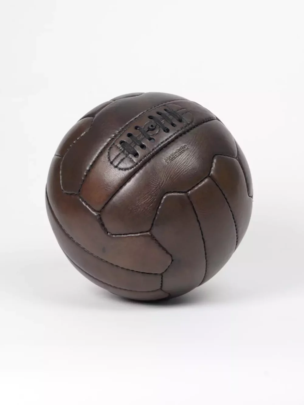 Ballon de football marron vintage, cuir pleine fleur composé de 18 pièces cousus main. Chambre à air en latex. Élégant et stylé, cet exemplaire vintage fabriquée à l'ancienne servira à donner un aspect authentique à votre décoration.