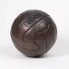 Ballon de football marron vintage, cuir pleine fleur composé de 18 pièces cousus main. Chambre à air en latex. Élégant et stylé, cet exemplaire vintage fabriquée à l'ancienne servira à donner un aspect authentique à votre décoration.