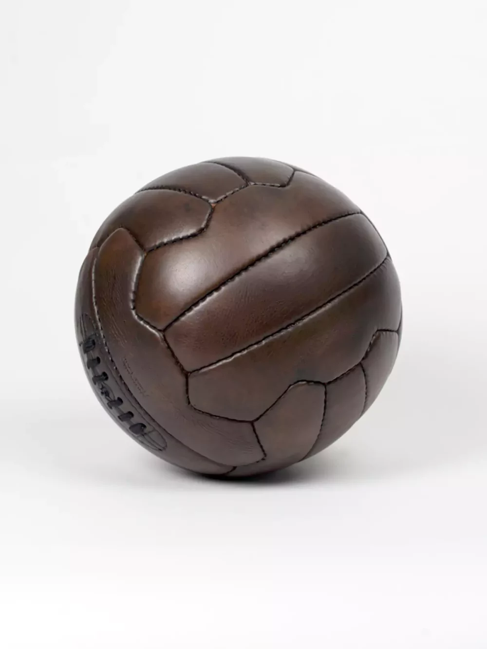 Ballon de football marron vintage, cuir pleine fleur composé de 18 pièces cousus main. Chambre à air en latex. Élégant et stylé, cet exemplaire vintage fabriquée à l'ancienne servira à donner un aspect authentique à votre décoration.