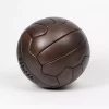 Ballon de football marron vintage, cuir pleine fleur composé de 18 pièces cousus main. Chambre à air en latex. Élégant et stylé, cet exemplaire vintage fabriquée à l'ancienne servira à donner un aspect authentique à votre décoration.