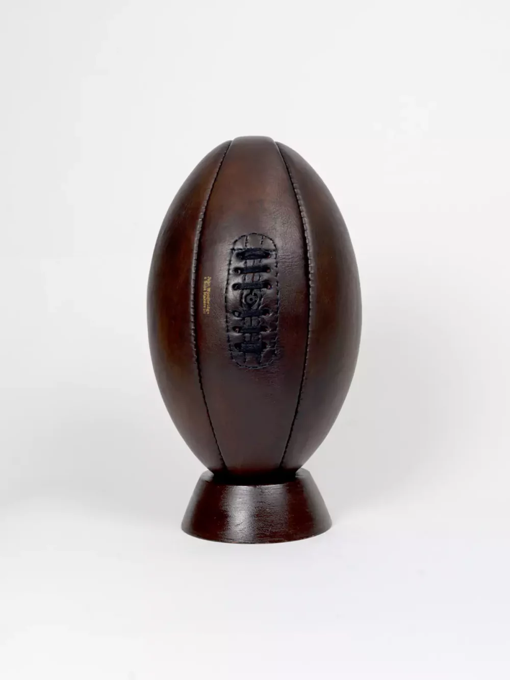 Ballon de rugby marron vintage, cuir pleine fleur composé de 6 panneaux cousus main. Chambre à air en latex. Élégant et stylé, cet exemplaire vintage fabriquée à l'ancienne servira à donner un aspect authentique à votre décoration.