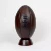 Ballon de rugby marron vintage, cuir pleine fleur composé de 6 panneaux cousus main. Chambre à air en latex. Élégant et stylé, cet exemplaire vintage fabriquée à l'ancienne servira à donner un aspect authentique à votre décoration.