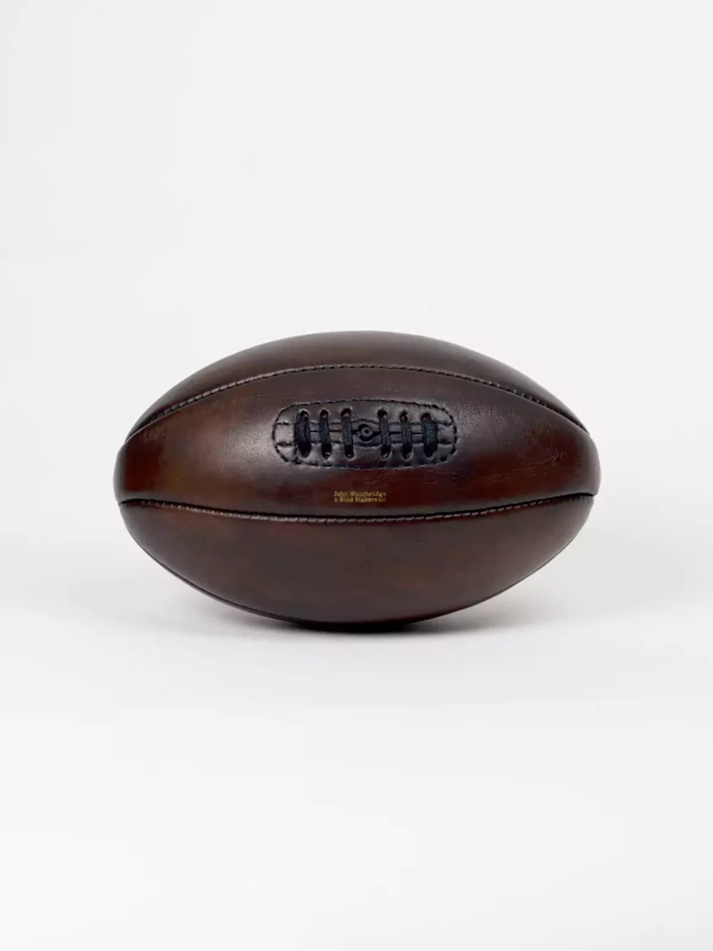 Ballon de rugby marron vintage, cuir pleine fleur composé de 6 panneaux cousus main. Chambre à air en latex. Élégant et stylé, cet exemplaire vintage fabriquée à l'ancienne servira à donner un aspect authentique à votre décoration.