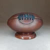 Mini ballon de rugby marron vintage, cuir pleine fleur composé de 4 panneaux cousus main. Chambre à air en latex. Élégant et stylé.