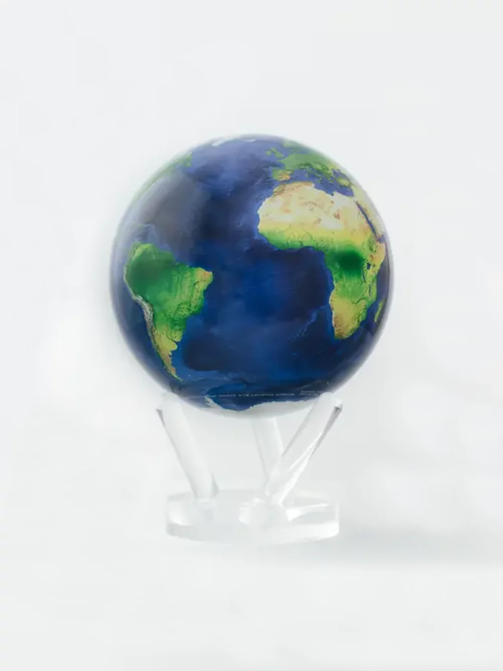 Le MOVA Globe Terre incorpore une palette de couleurs étonnantes avec des ombres profondes pour indiquer les caractéristiques géographiques de la Terre. La beauté intrinsèque de la planète Terre est représentée dans des nuances rayonnantes de bleu et de vert.