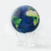 Le MOVA Globe Terre incorpore une palette de couleurs étonnantes avec des ombres profondes pour indiquer les caractéristiques géographiques de la Terre. La beauté intrinsèque de la planète Terre est représentée dans des nuances rayonnantes de bleu et de vert.