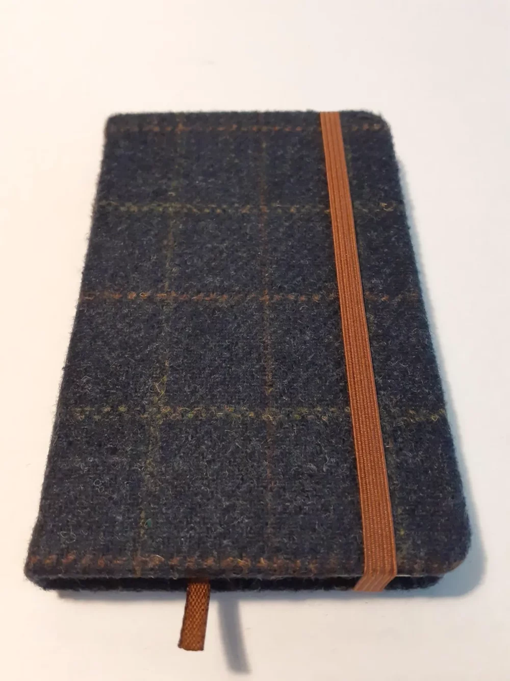 Carnet ligné A6 recouvert de tweed, le compagnon idéal pour noter toutes vos idées et pensées. Le carnet doublé en tweed est fabriqué à partir d’un mélange composé de 30 % de laine et de 70 % de polyester.