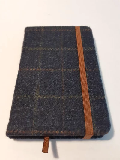 Carnet ligné A6 recouvert de tweed, le compagnon idéal pour noter toutes vos idées et pensées. Le carnet doublé en tweed est fabriqué à partir d’un mélange composé de 30 % de laine et de 70 % de polyester.