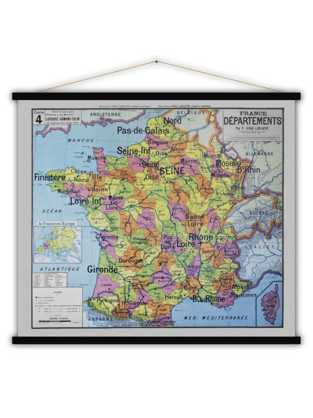 Carte géographique France, imprimée sur coton brut, baguette en bois peint, corde en coton. Taille : 104 x 91 cm.