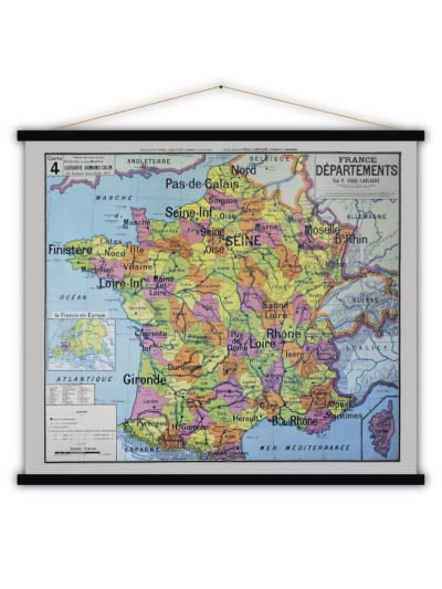 Carte géographique France, imprimée sur coton brut, baguette en bois peint, corde en coton. Taille : 104 x 91 cm.