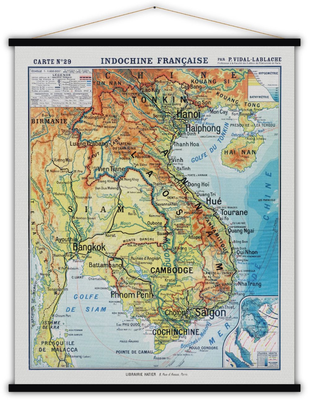 Carte géographique Indochine Française, imprimée sur coton brut, baguettes en bois peint, corde en coton. Taille : 126 x 104  cm.