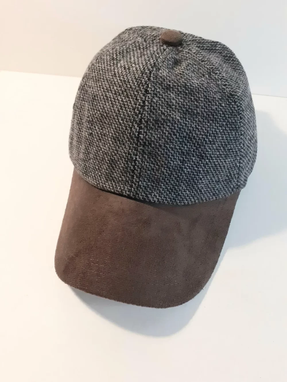 Casquette de baseball en daim et tweed, le complément parfait à votre garde-robe. Cette casquette présente une visière effet daim marron et un détail de bouton. Six panneaux en tweed mélangé de laine.