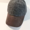 Casquette de baseball en daim et tweed, le complément parfait à votre garde-robe. Cette casquette présente une visière effet daim marron et un détail de bouton. Six panneaux en tweed mélangé de laine.