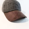 Casquette de baseball en daim et tweed, le complément parfait à votre garde-robe. Cette casquette présente une visière effet daim marron et un détail de bouton. Six panneaux en tweed mélangé de laine.