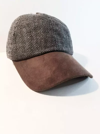 Casquette de baseball en daim et tweed, le complément parfait à votre garde-robe. Cette casquette présente une visière effet daim marron et un détail de bouton. Six panneaux en tweed mélangé de laine.