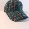 Casquette de baseball tartan vert foncé, le complément parfait à votre garde-robe. Six panneaux mélangé de laine. La languette réglable dans le même tissu assure un ajustement pour toutes les tailles de tête.