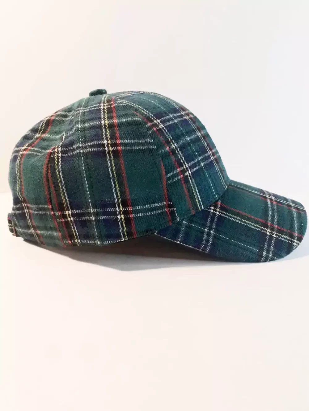 Casquette de baseball tartan vert foncé, le complément parfait à votre garde-robe. Six panneaux mélangé de laine. La languette réglable dans le même tissu assure un ajustement pour toutes les tailles de tête.