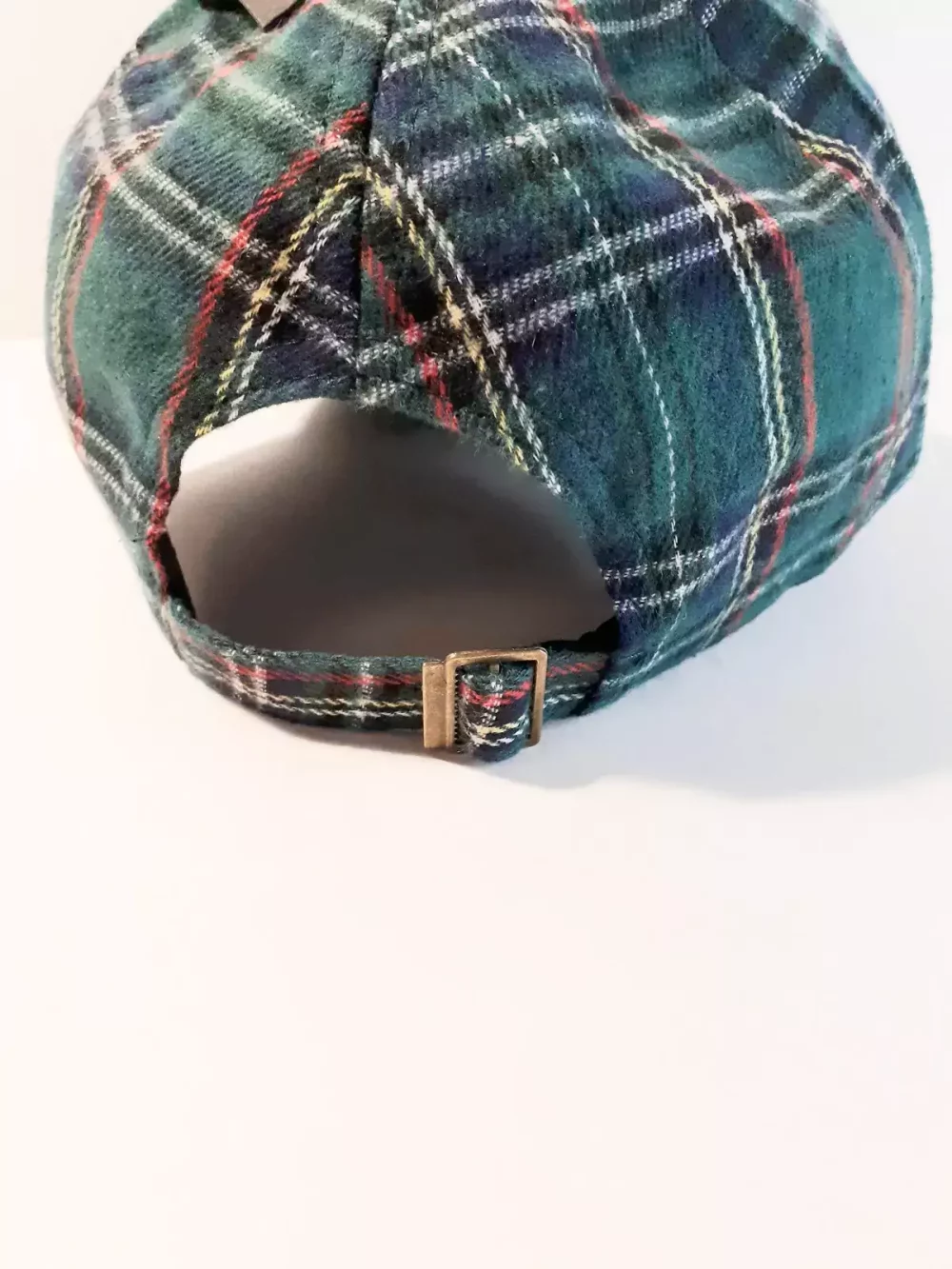 Casquette de baseball tartan vert foncé, le complément parfait à votre garde-robe. Six panneaux mélangé de laine. La languette réglable dans le même tissu assure un ajustement pour toutes les tailles de tête.