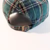 Casquette de baseball tartan vert foncé, le complément parfait à votre garde-robe. Six panneaux mélangé de laine. La languette réglable dans le même tissu assure un ajustement pour toutes les tailles de tête.