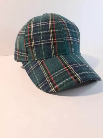 Casquette de baseball tartan vert foncé, le complément parfait à votre garde-robe. Six panneaux mélangé de laine. La languette réglable dans le même tissu assure un ajustement pour toutes les tailles de tête.