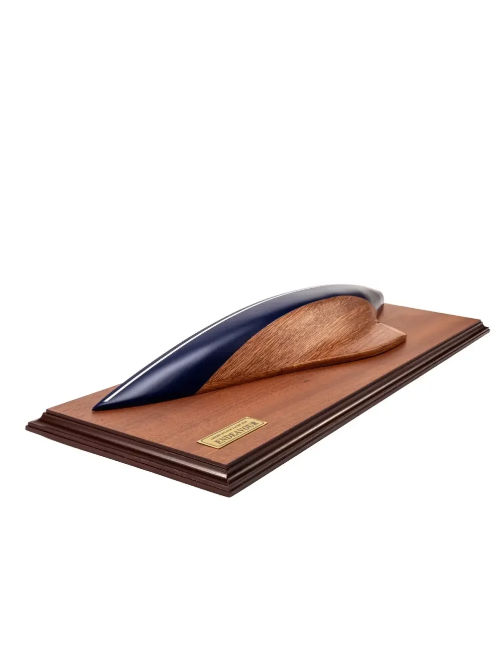 Demi-coque du célèbre voilier encore considéré aujourd’hui comme le plus beau des classes J. Cette demi-coque en bois est particulièrement élégante et fidéle à l'original