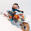 Figurine de Gaston avec sa moto. Statuette de collection en résine sculptée et peinte à la main. Ne convient pas aux enfants de moins de 14 ans.