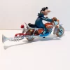 Figurine de Gaston avec sa moto. Statuette de collection en résine sculptée et peinte à la main. Ne convient pas aux enfants de moins de 14 ans.