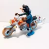 Figurine de Gaston avec sa moto. Statuette de collection en résine sculptée et peinte à la main. Ne convient pas aux enfants de moins de 14 ans.