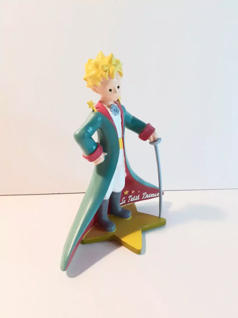 Figurine en résine et peinte à la main du petit prince. Personnages imaginés par St Exupéry qui nous plonge dans l'univers magique et poétique.