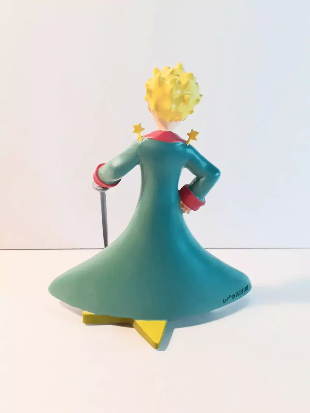 Figurine en résine et peinte à la main du petit prince. Personnages imaginés par St Exupéry qui nous plonge dans l'univers magique et poétique.