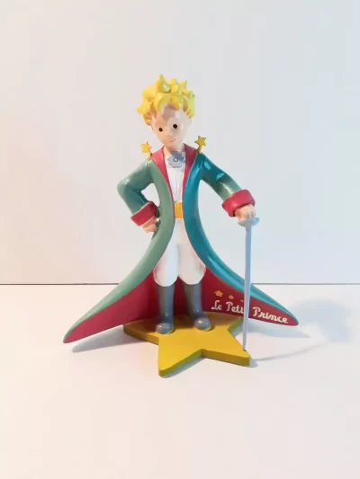 Figurine en résine et peinte à la main du petit prince. Personnages imaginés par St Exupéry qui nous plonge dans l'univers magique et poétique.