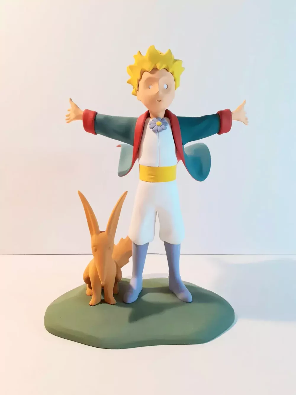 Figurine sculptée, peinte et assemblée à la main du petit prince. Modèle de collection. Personnages imaginés par St Exupéry qui nous plonge dans l'univers magique et poétique. Edition limitée à 300 exemplaires, accompagnés de leur certificat d'authenticité numéroté.