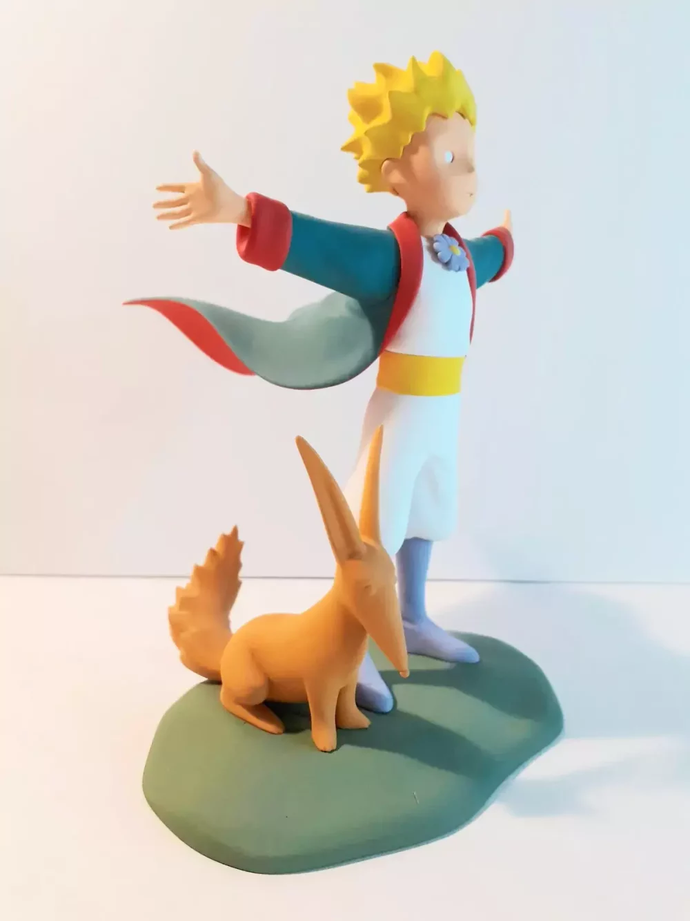 Figurine sculptée, peinte et assemblée à la main du petit prince. Modèle de collection. Personnages imaginés par St Exupéry qui nous plonge dans l'univers magique et poétique. Edition limitée à 300 exemplaires, accompagnés de leur certificat d'authenticité numéroté.