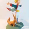 Figurine sculptée, peinte et assemblée à la main du petit prince. Modèle de collection. Personnages imaginés par St Exupéry qui nous plonge dans l'univers magique et poétique. Edition limitée à 300 exemplaires, accompagnés de leur certificat d'authenticité numéroté.