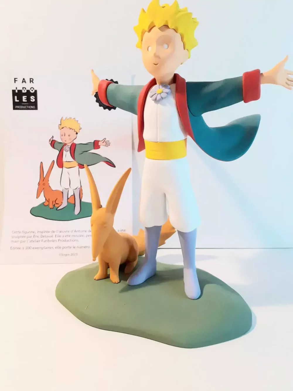 Figurine sculptée, peinte et assemblée à la main du petit prince. Modèle de collection. Personnages imaginés par St Exupéry qui nous plonge dans l'univers magique et poétique. Edition limitée à 300 exemplaires, accompagnés de leur certificat d'authenticité numéroté.