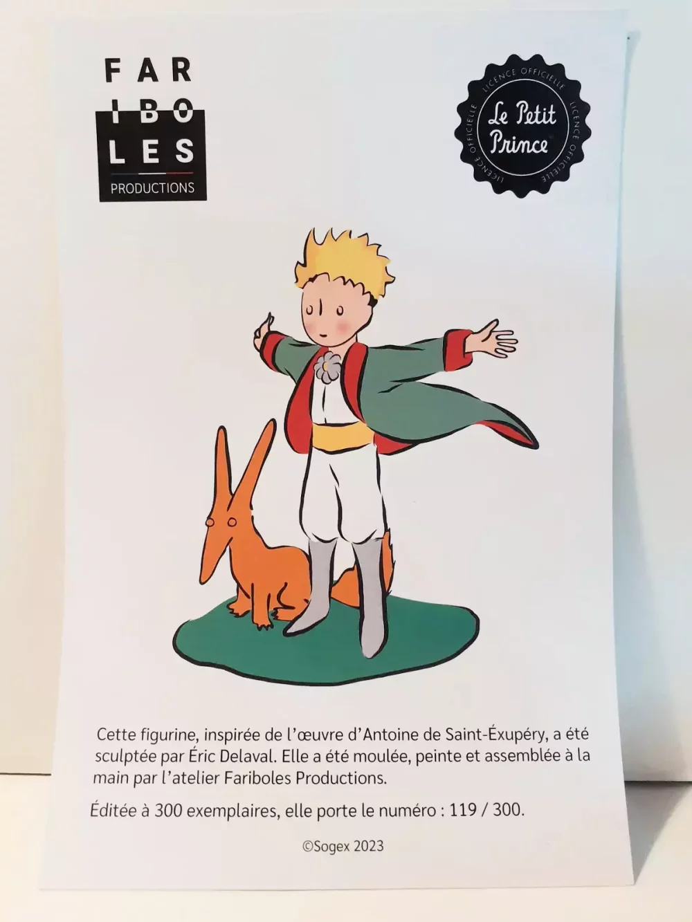 Figurine sculptée, peinte et assemblée à la main du petit prince. Modèle de collection. Personnages imaginés par St Exupéry qui nous plonge dans l'univers magique et poétique. Edition limitée à 300 exemplaires, accompagnés de leur certificat d'authenticité numéroté.