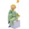 Figurine en résine et peinte à la main du petit prince rêveur. Modèle de collection. Personnages imaginés par St Exupéry qui nous plonge dans l'univers magique et poétique. Des extraits du texte original décorent le cube sur lequel il est assis.