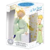 Figurine en résine et peinte à la main du petit prince rêveur. Modèle de collection. Personnages imaginés par St Exupéry qui nous plonge dans l'univers magique et poétique. Des extraits du texte original décorent le cube sur lequel il est assis.