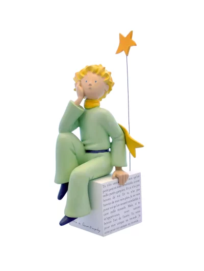 Figurine en résine et peinte à la main du petit prince rêveur. Modèle de collection. Personnages imaginés par St Exupéry qui nous plonge dans l'univers magique et poétique. Des extraits du texte original décorent le cube sur lequel il est assis.